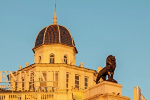 Lion Prints: Edificio Generali building, Plaza del Ayuntamiento, Valencia, Spain