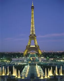 Images Dated 22nd December 2004: Eiffel Tower, Paris, France