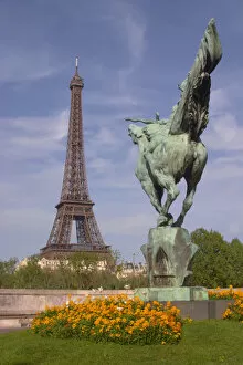 The Eiffel Tower in Paris with a statue of a horse seen from behind in the foreground