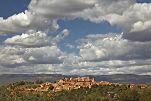 Images Dated 20th April 2012: Elevated view of Roussillon, France