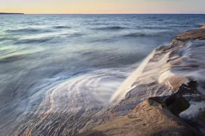 Images Dated 13th January 2020: Elliot Falls flowing over layers of Au Train Formation sandstone at Miners Beach