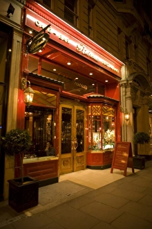 Images Dated 23rd May 2005: England, London. Richoux Cafe at night