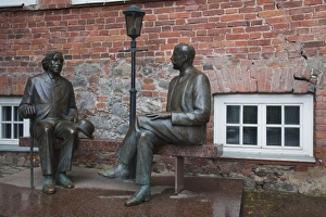Images Dated 16th May 2010: Estonia, Southeastern Estonia, Tartu, statues of Irish writer Oscar Wilde and Estonian