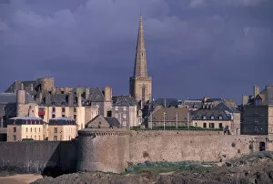 Images Dated 31st May 2005: EU, France, Brittany, Ille-et-Vilaine, St. Malo. Town view from Ile Du Grande Be
