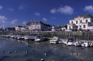 Images Dated 31st May 2005: EU, France, Brittany, Loire Atlantique, Le Croisic. Harbor view of coastal resort town