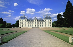 Images Dated 13th June 2011: EU, France, Loire Valley, Loir-et-Cher. Chateau de Cheverny, Front Entrance