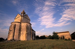 EU, France, Provence, Bouches-du-Rhone, Arles. Abbaye de Montmajour, chapel view