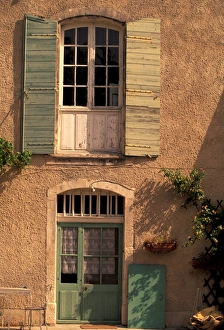 Images Dated 31st May 2005: EU, France, Provence, Bouches-du-Rhone, Eygalieres, courtyard