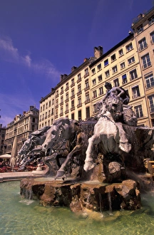 EU, France, Rhone Valley, Vallee du Rhone, Lyon. Fountain in Place des Terreaux