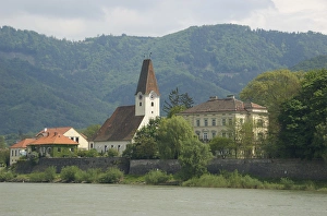 Images Dated 29th April 2009: Europe, Austria, town along the Danube River