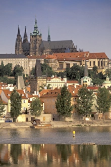 Images Dated 28th January 2004: Europe, Czech Republic, Cent. Bohemia, Prague (Praha) St. Nicholas Church, Charles Bridge