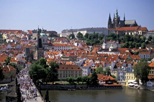 Images Dated 28th January 2004: Europe, Czech Republic, Cent. Bohemia, Prague (Praha) Activity on Charles Bridge