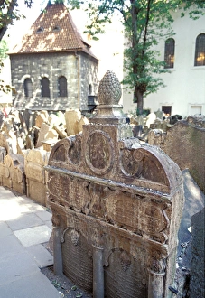 Images Dated 10th April 2006: Europe, Czech Republic, Prague. Josefov, old Jewish Cemetery, Rabbi Lows tomb
