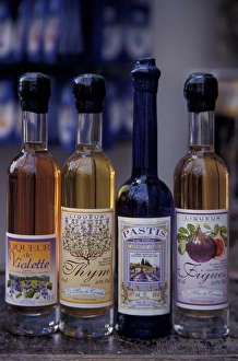 Images Dated 27th September 2005: Europe, France, Cassis, favorite aperitifs