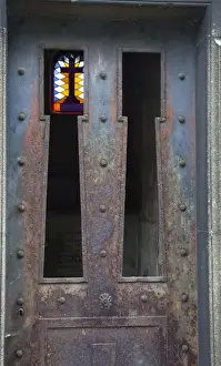 Images Dated 11th May 2009: Europe, France, Paris. Cross inside mausoleum at the landmark Pere Lachaise Cemetery