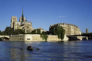 Images Dated 1st December 2005: Europe, France, Paris. Notre Dame cathedral and the Ile de la Cite