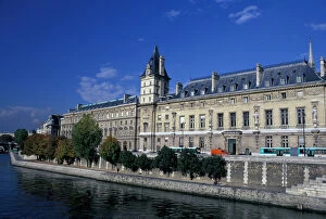 Images Dated 1st December 2005: Europe, France, Paris. Palais de Justice from Pont St. Michel