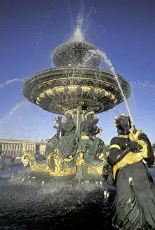 Images Dated 13th July 2004: Europe, France, Paris Place de la Concorde, fountain