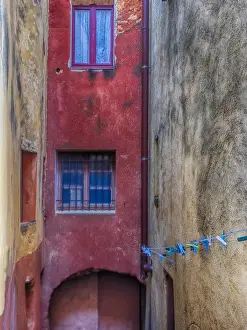 Images Dated 12th July 2014: Europe; France; Provence; Roussillion; Colorful House in Roussillion