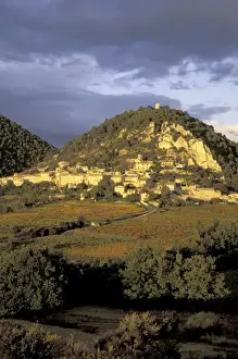 Images Dated 16th June 2004: Europe, France, Seguret, Vaucluse Provence vineyards in autumn