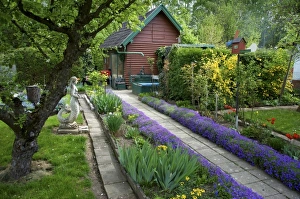 Images Dated 26th April 2009: Europe, Germany, Bavaria, Straubing, cottage garden in Spring