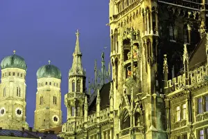 Images Dated 3rd December 2009: Europe, Germany, Bayern. Rathaus Glockenspiel and Frauenkirche Church