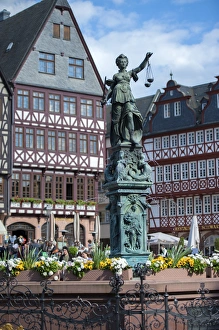 Images Dated 16th May 2010: Europe, Germany, Hessen, Frankfurt, WeihnachtsmarktaA, old city center market, fountain
