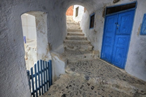 Images Dated 21st May 2010: Europe, Greece, Greek Island, Santorini, Oia with a small alleyway and archway with
