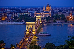 Images Dated 2nd June 2009: Europe, Hungary, Budapest. Chain Bridge lit at night