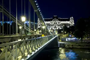 Images Dated 2nd June 2009: Europe, Hungary, Budapest. Chain Bridge over the River Danube at night. Credit as