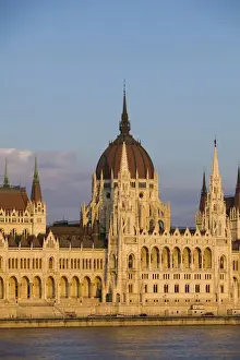 Images Dated 2nd June 2009: Europe, Hungary, Budapest. Parliament Building on Danube River