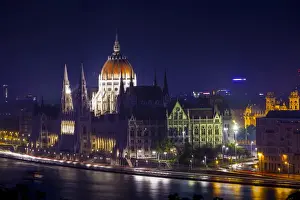 Images Dated 4th September 2010: Europe, Hungary, Budapest. Parliament Building on Danube River at night. Credit as