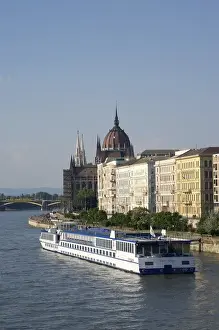 Images Dated 3rd May 2009: Europe, Hungary, Budapest, riverboat on Daunube River, view of Pest