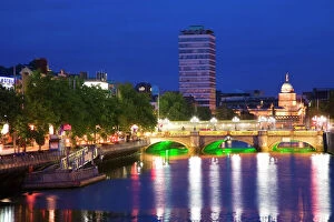 Cityscapes Gallery: Europe, Ireland, Dublin. Ha Penny Bridge and River Liffey lit at night