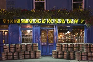 Images Dated 10th September 2007: Europe, Ireland, Kilkenny. Nighttime exterior of pub with beer barrels in front. Credit as