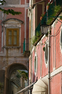 Images Dated 7th May 2005: Europe, Italy, Campania (Amalfi Coast) Ravello: Red Building