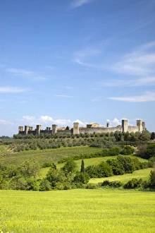 Europe, Italy, Tuscany, Monteriggioni. The hillside town of Monteriggioni