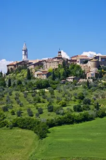 Images Dated 18th May 2010: Europe; Italy; Tuscany; Pienza; The Town of Pienza From the Fields Below