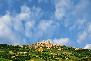Europe, Italy, Tuscany, San Gimignano. Vineyards around hilltop town