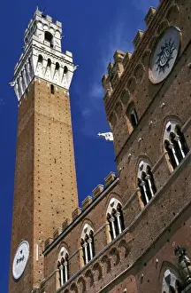 Europe, Italy, Tuscany, Siena. Torre del Mangia in Piazza del Campo