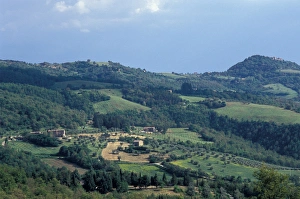 Images Dated 9th February 2006: Europe, Italy, Umbria, farmland near Umbertide