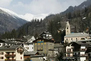 Images Dated 28th February 2005: Europe, Italy, Valle d Aosta, COURMAYEUR: Town View / Daytime / Winter