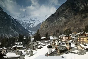 Europe, Italy, Valle d Aosta, COURMAYEUR: Ski Chalets & Mt Blanc / Winter