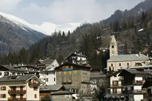 Europe, Italy, Valle d Aosta, COURMAYEUR: Town View / Daytime / Winter