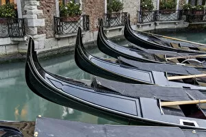 Images Dated 31st October 2007: Europe Italy Venice Gondolas 3