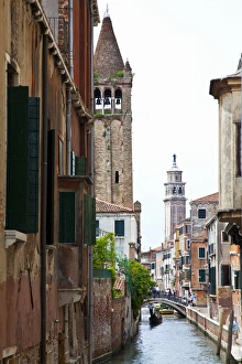 Images Dated 28th May 2010: Europe; Italy; Venice; Gondoleirs Traveling Back Canal