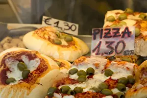 Images Dated 22nd August 2008: Europe, Italy, Venice. Pizza slices for sale seen through a store window. Credit as