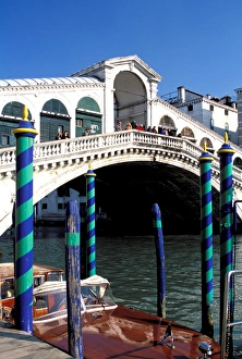 Images Dated 10th April 2006: Europe, Italy, Venice. Rialto Bridge and Canal Grande
