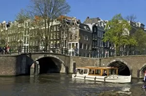 Europe, Netherlands, Holland, Amsterdam Tour boat at the intersection of Keizersgracht