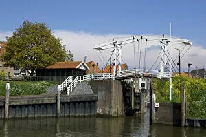 Images Dated 28th April 2004: Europe, Netherlands, Holland, Schroonhoven, traditional lift gate draw brige over canal
